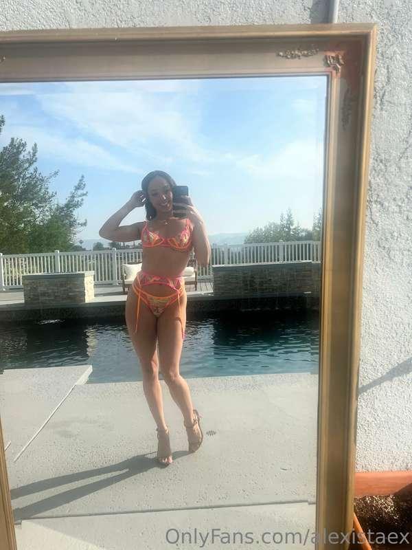 Sucked dick by the pool 😎