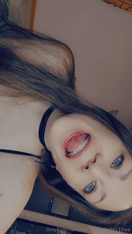 👅🖤