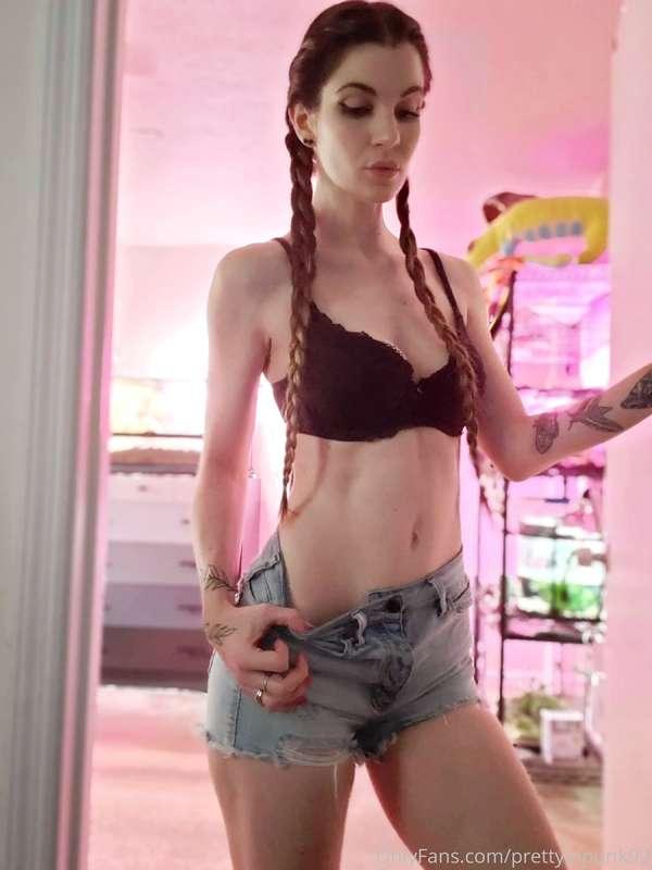 I have to leave the house for a bit: hat or no hat? 🖤  I gue..