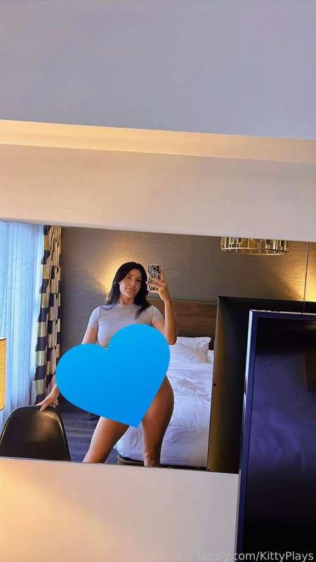 Woke up in New York and wanted to make something special for you 😍 Sooo I shot you this sexy little hotel set! Skin tight white crop top, grey sweatpants *sometimes* and my favourite blue thong. Two unique set options to pick from! 🥰💙

#fyp #thong #hotel #selfies #booba #underboob #kittyplays #gstring 