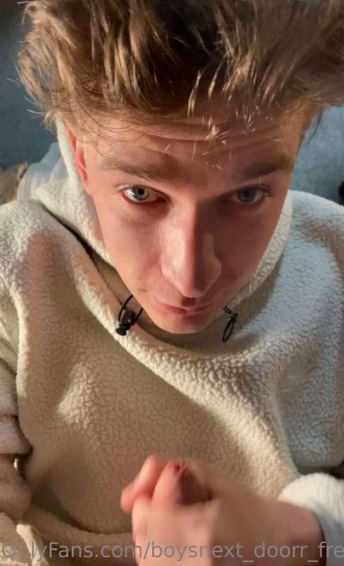Jerking him off and then sucking that fat cock 🥵 now I want ..