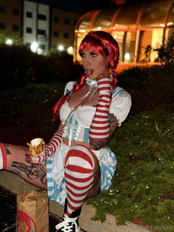 wendy in her natural habitat😋🍟💦