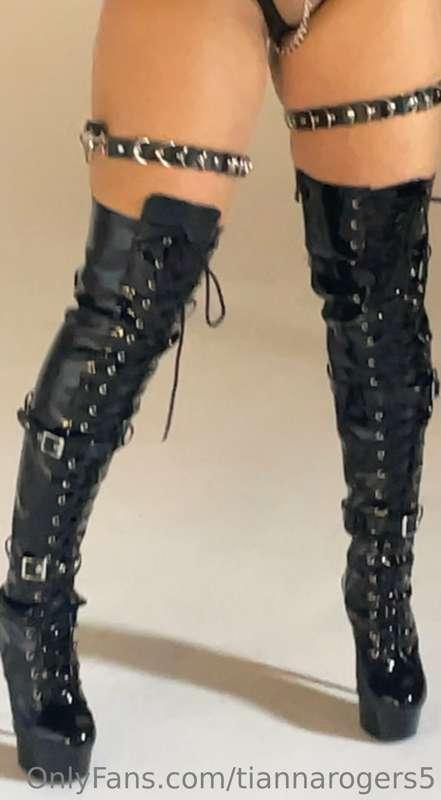 free preview , more exclusive pics and videos up soon 🖤👀