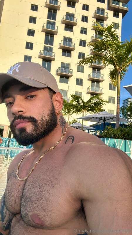 i’m letting my beard grow. do you like it? 