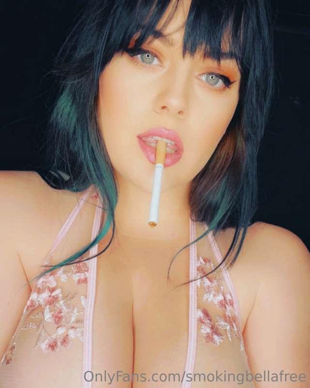 I love feeling all pretty and pink while smoking 🚬