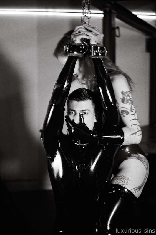 Miss Vera Violette and her shiny bound plaything Rubberax@Do..