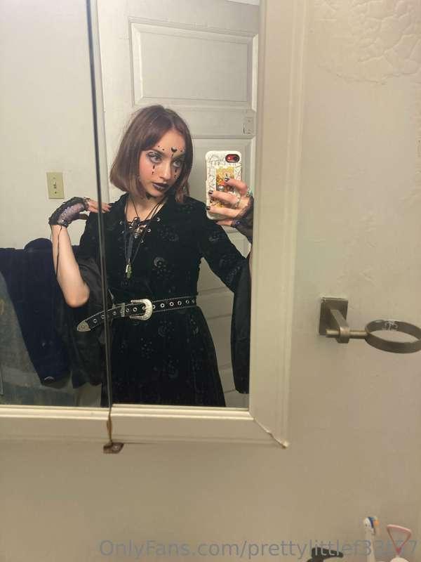 Few days late but here’s my witch costume from halloween 😘🖤 ..