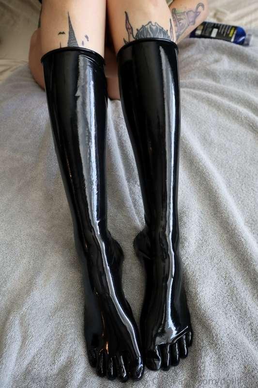 Willow's latex maid mask from Feitico arrived! We will use i..