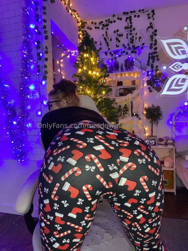 CHRISTMAS PLUG POSTS😉
Want me to strip these pants down to r..