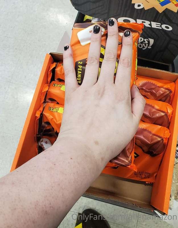 "I saw Amazon Amanda comparing her hands to big ass Reese's ..