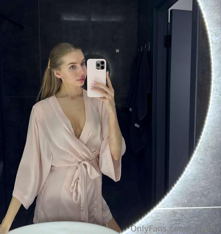 I know that many girls love taking mirror selfies, especiall..