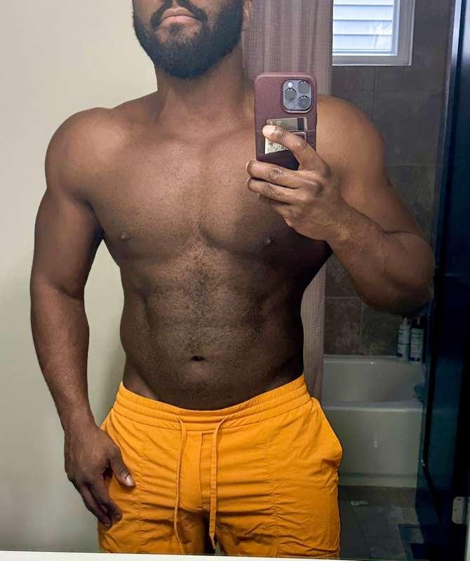 Just a quick pre-workout selfie before hitting the gym 💪🏿