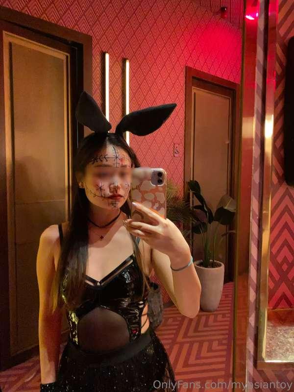 Happy Halloween 👻 trick or treat?It’s your bunny girl Mia 😙🐰