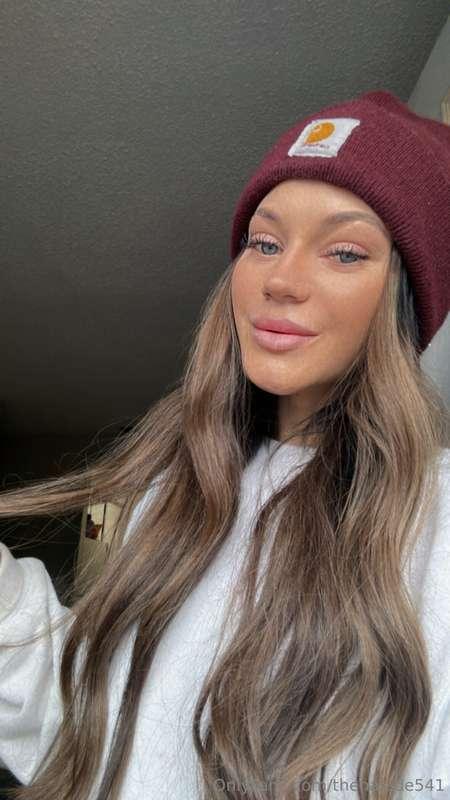 Got some new content for you guys! Dm me! 💖