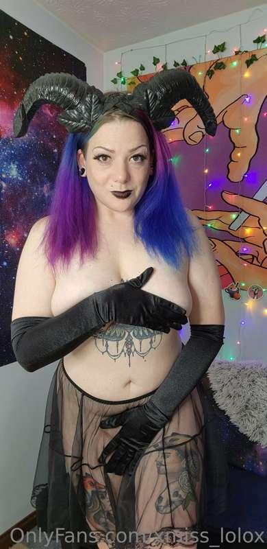 Something wicked this way 💦 CUMS 💦! @misslolo