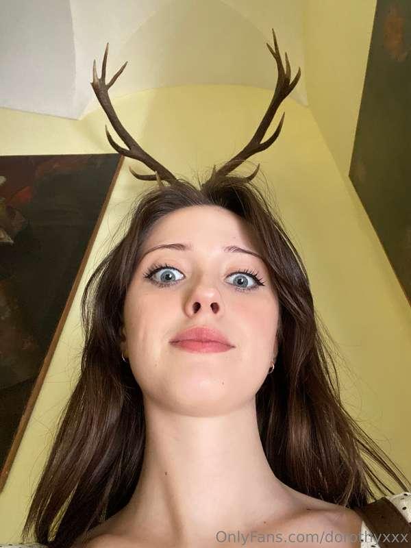 Finally home alone… 👀Time to fully dive into my OF world 🙉I’..