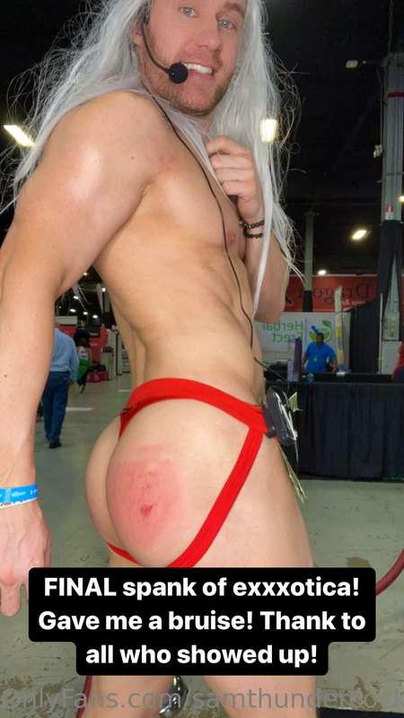 The final spank of the day at exxxotica gave me a bruise! Wo..