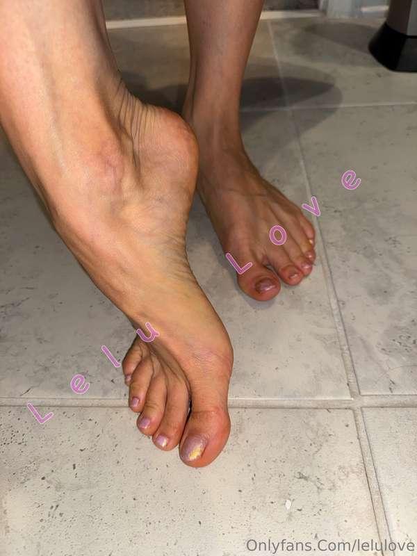 Happy TOESday to all my foot lovers!! 🦶🏻👀