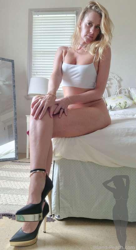 Who doesn't love a pair of slutty heels? 😉 