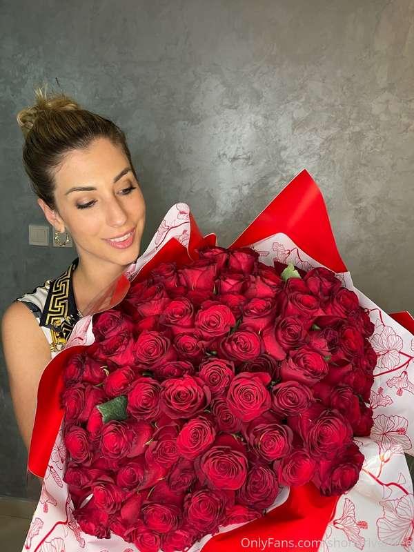 Give me some flowers and I'll give you my smile ♥️ 🌹