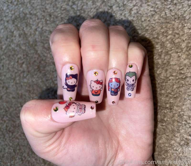 Hello Kitty Nails 💅🏼 imagine them wrapped around your cock 😈