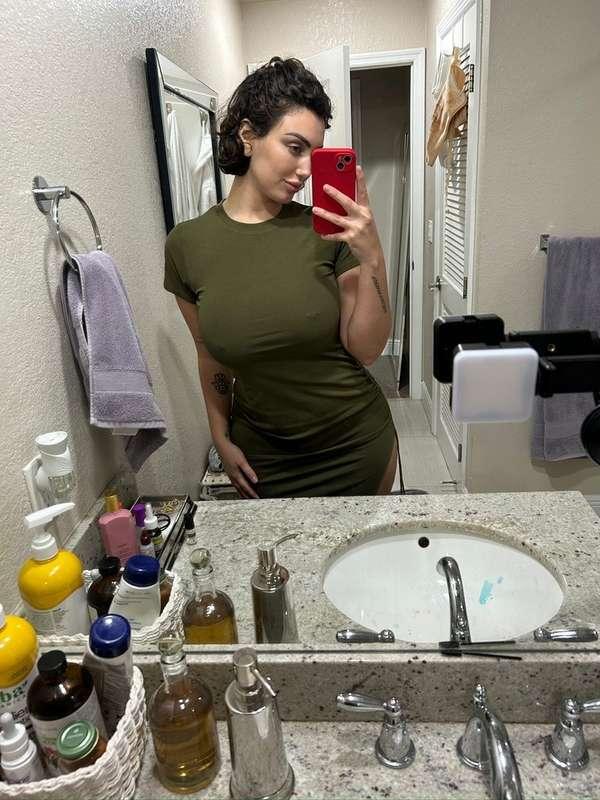 this feels like a no bra type of dress don't u think?