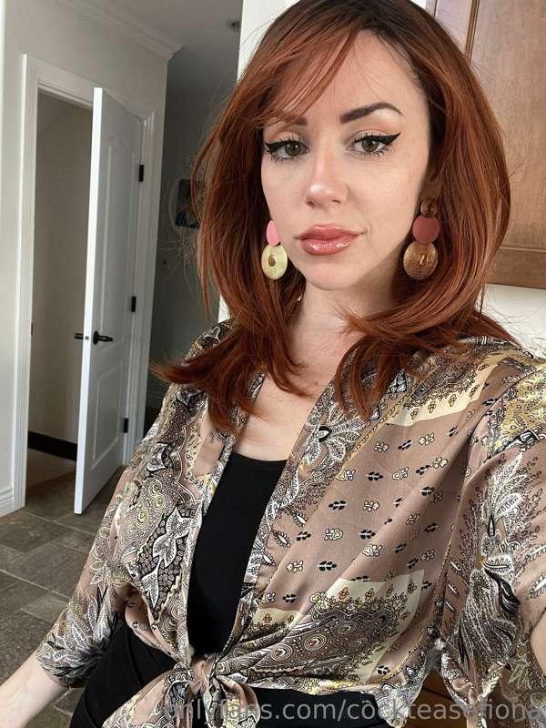 💖 about to head to a school play/musical…(my cleavage is out..