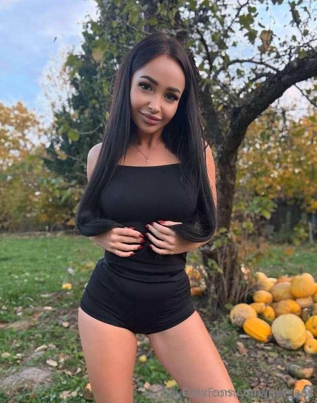 Sexualy hungry MILF@yulia_melons want to show daddy how wet ..