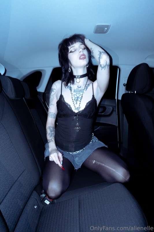 come in the backseat babe 💜
(foto di @sarasachiel_gallery su..