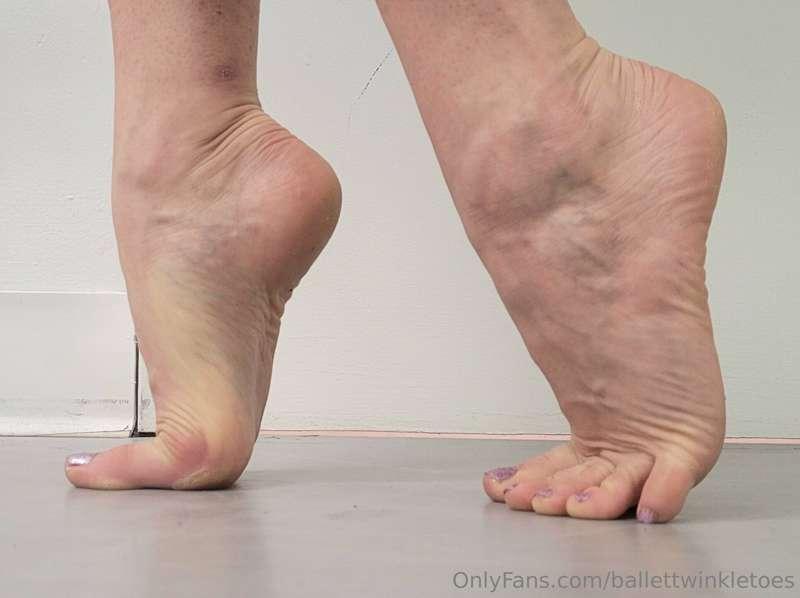Always standing on my toes 👣😉 (short girl problems 😅)