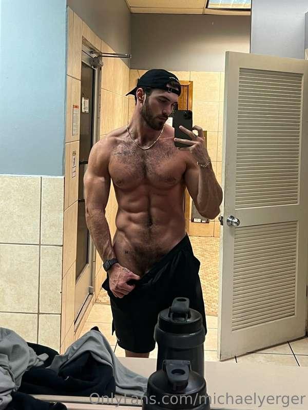 Just got home from the gym dm me😏