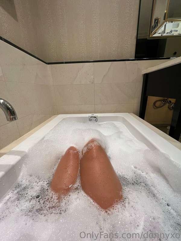 Fun fact/ baths make me very happy && horny..