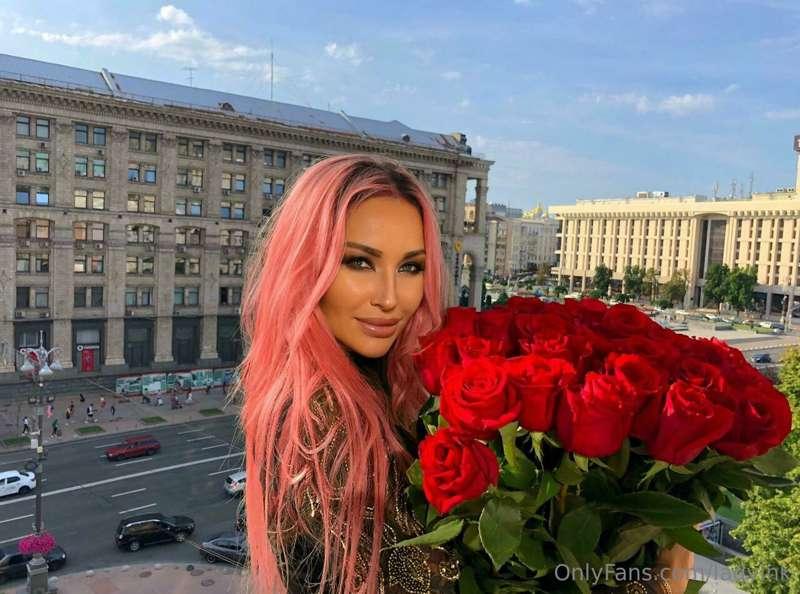 i heard that the color red and pink dont go well together, d..