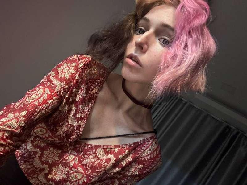 just me today

#fyp #selfie #nonbinary #enby #skinny #androgynous #natural #young #choker