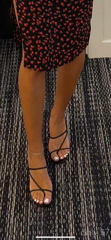 What do you guys think of my friends toes 😍😍😍🦶🏼