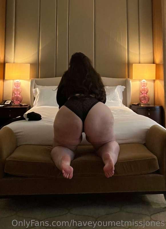 Be my naughty valentine? 😍💌🌹 and bend me over the bed like t..