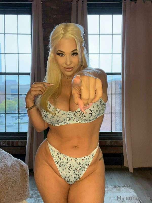 Hey you, yeah you daddy I want you to cum worship this body ..