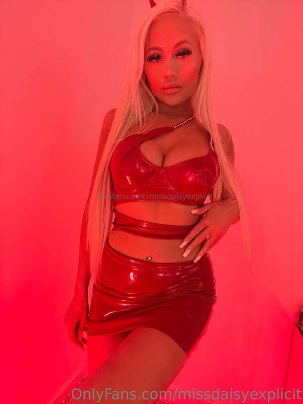 Do you think I’m wearing any panties 💄?