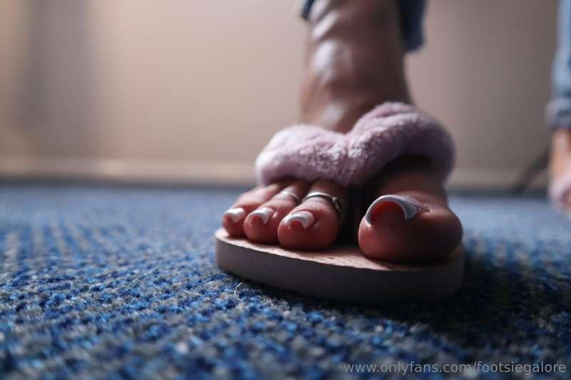 💖 Fluffy Flip flop Sunday love today 💖  you are peeking out ..