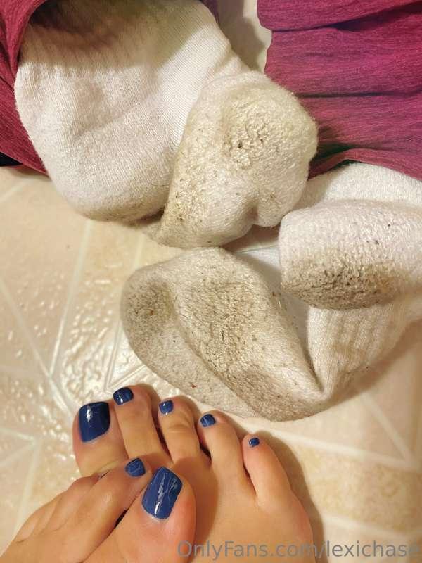 Hi sock muncher! Look how wonderfully filthy my socks are! O..