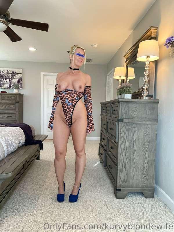 kurvyblondewife main image