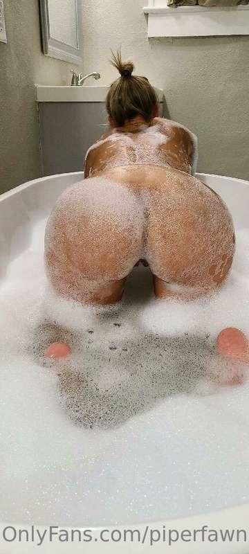 Who wants to join me? 💦😋 tip if you looked more than once 😍