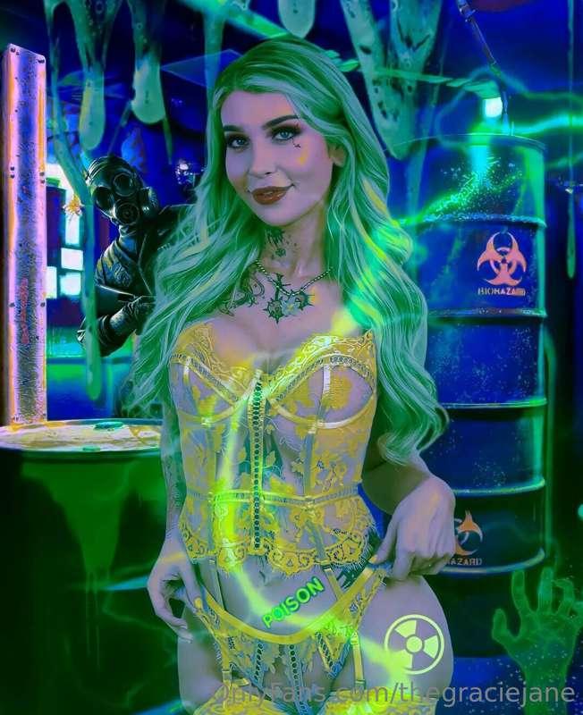Neon lights on. Attitude set to villain 💚😈 Say hi before I s..