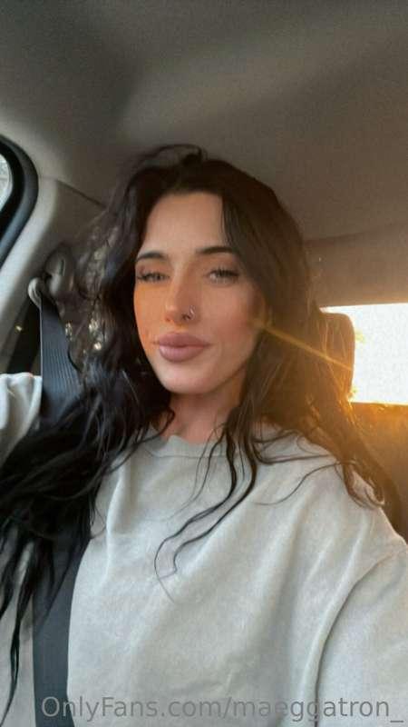 Happy Saturday my loves💋 Here's me being awake way too early..