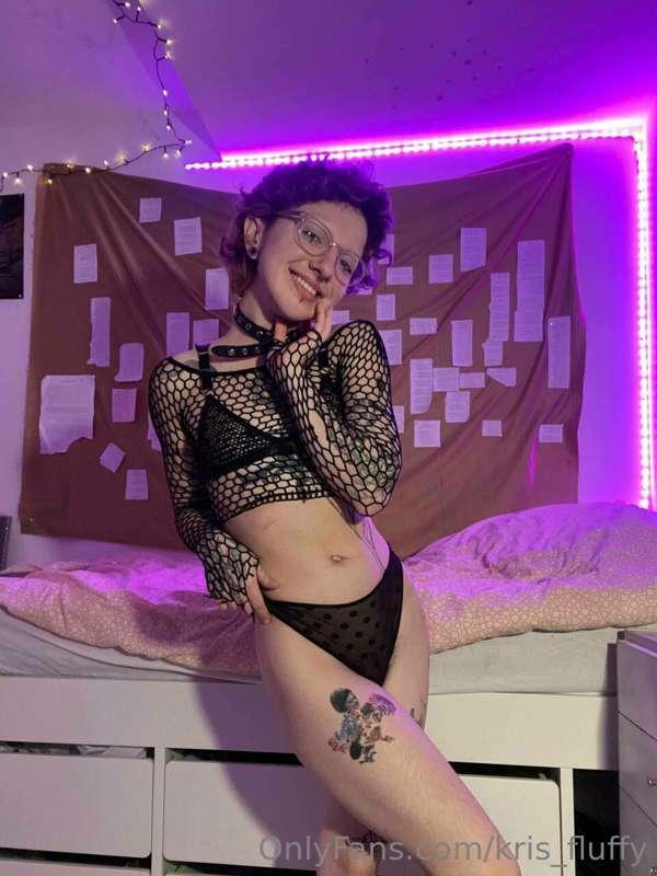 Daddy, do you want to see what's under my panties?😍😝