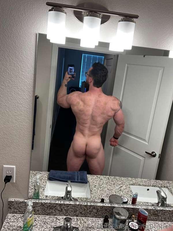 Just got done training glutes 🍑 who’s gonna be there to see ..