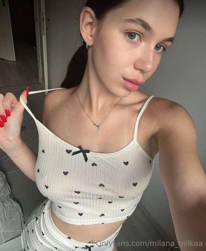 ## 💕💕💕 SHY PUSSYGIRL 💕💕💕  Her @fierce.flirt juicy pink pussy..