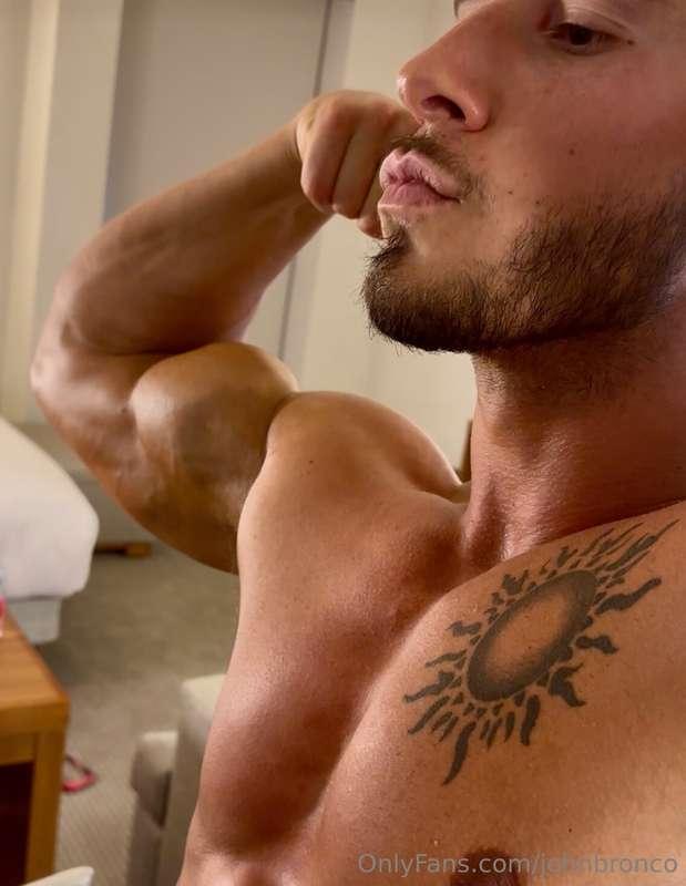 Kiss daddy’s bicep 