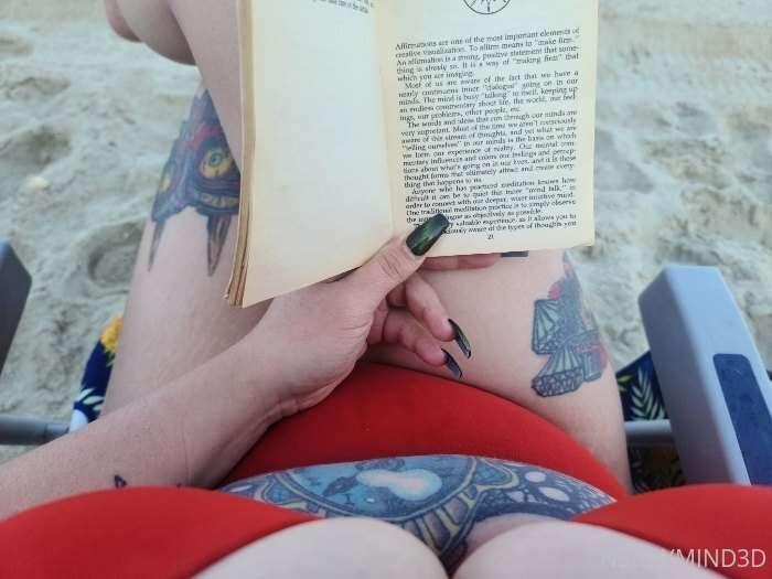 Busty beach vibes 🏖