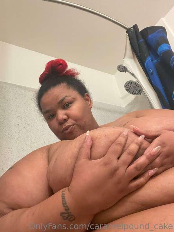 Getting ready for a bath 🛀 who wants to join me💋